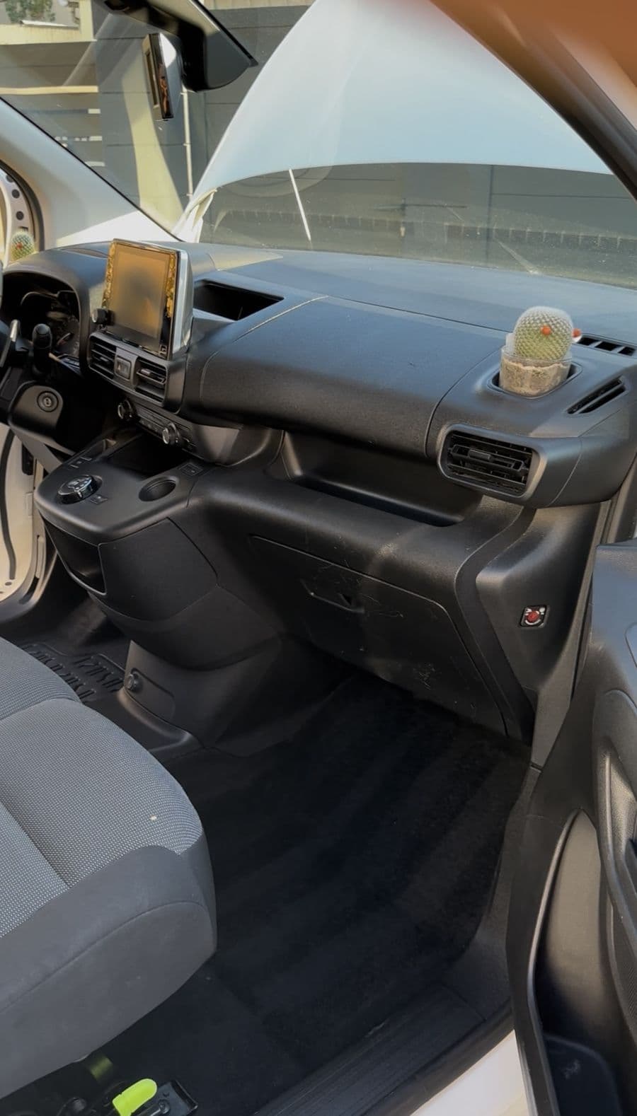 Après nettoyage intérieur : tableau de bord, boîte à gants et tapis côté passager d'un utilitaire Citroën, Klean Auto Aulnay-sous-Bois