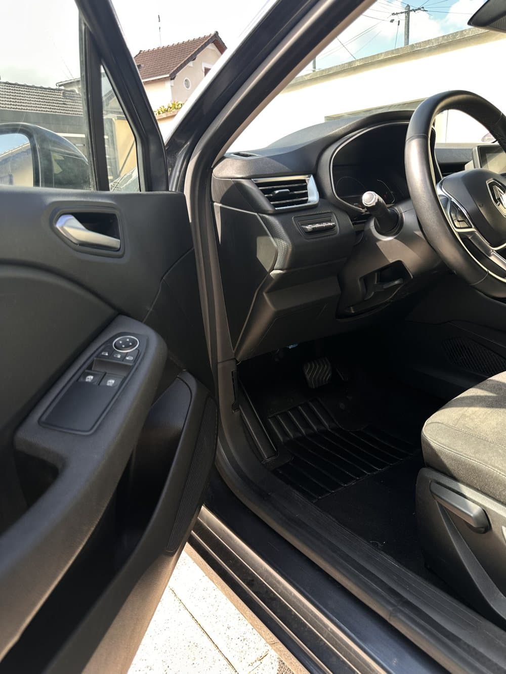 Après nettoyage intérieur : portière et tapis conducteur, Klean Auto Aulnay-sous-Bois