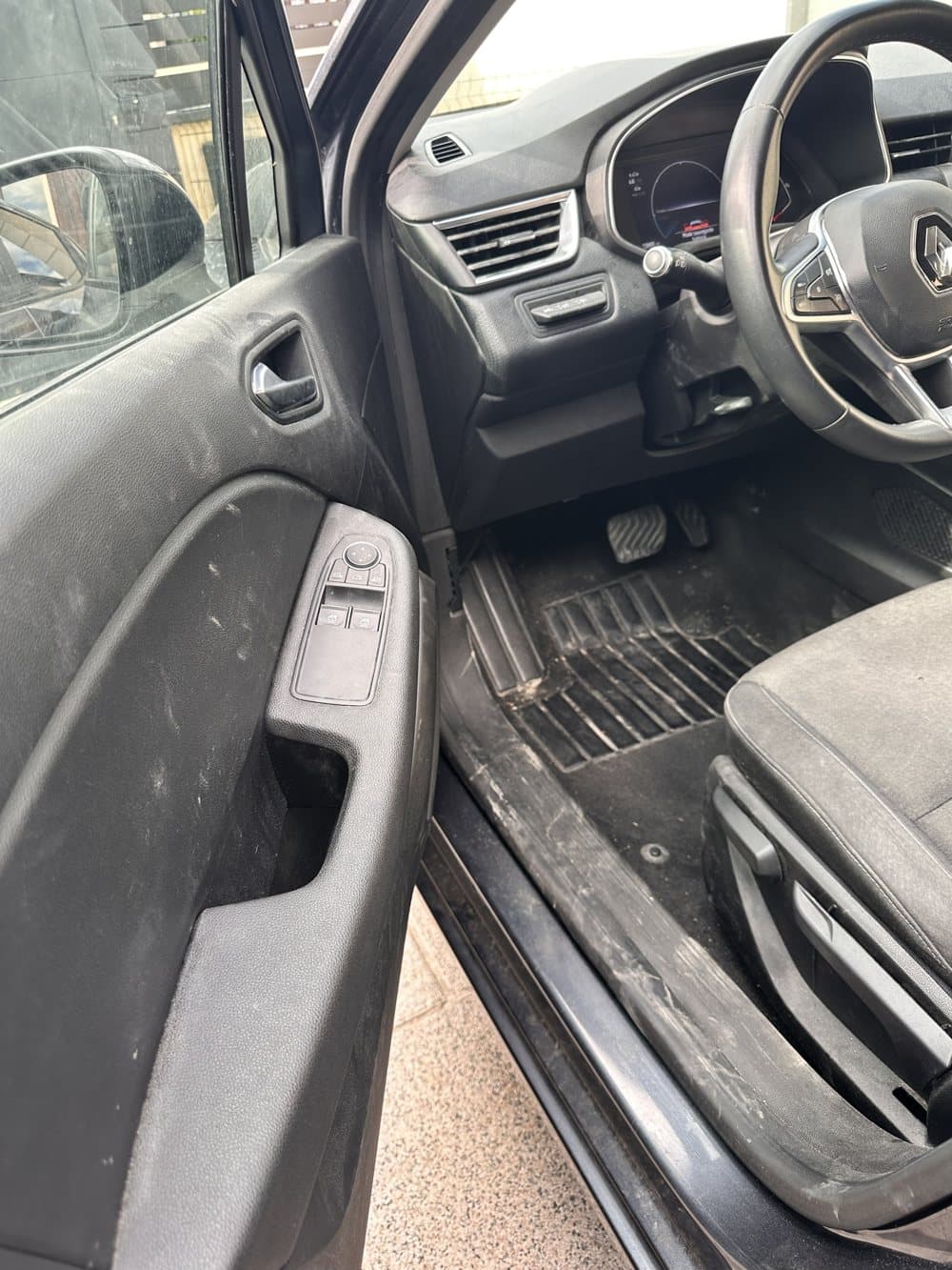 Avant nettoyage intérieur : portière et tapis conducteur, Klean Auto Aulnay-sous-Bois