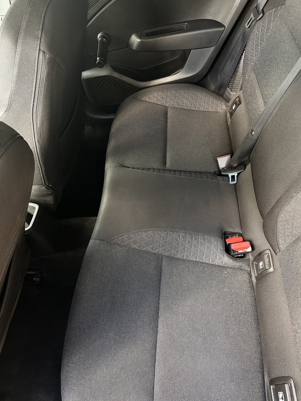 Après nettoyage intérieur : siège arrière en tissu et moquette, shampooing à l'injecteur-extracteur, Klean Auto Aulnay-sous-Bois