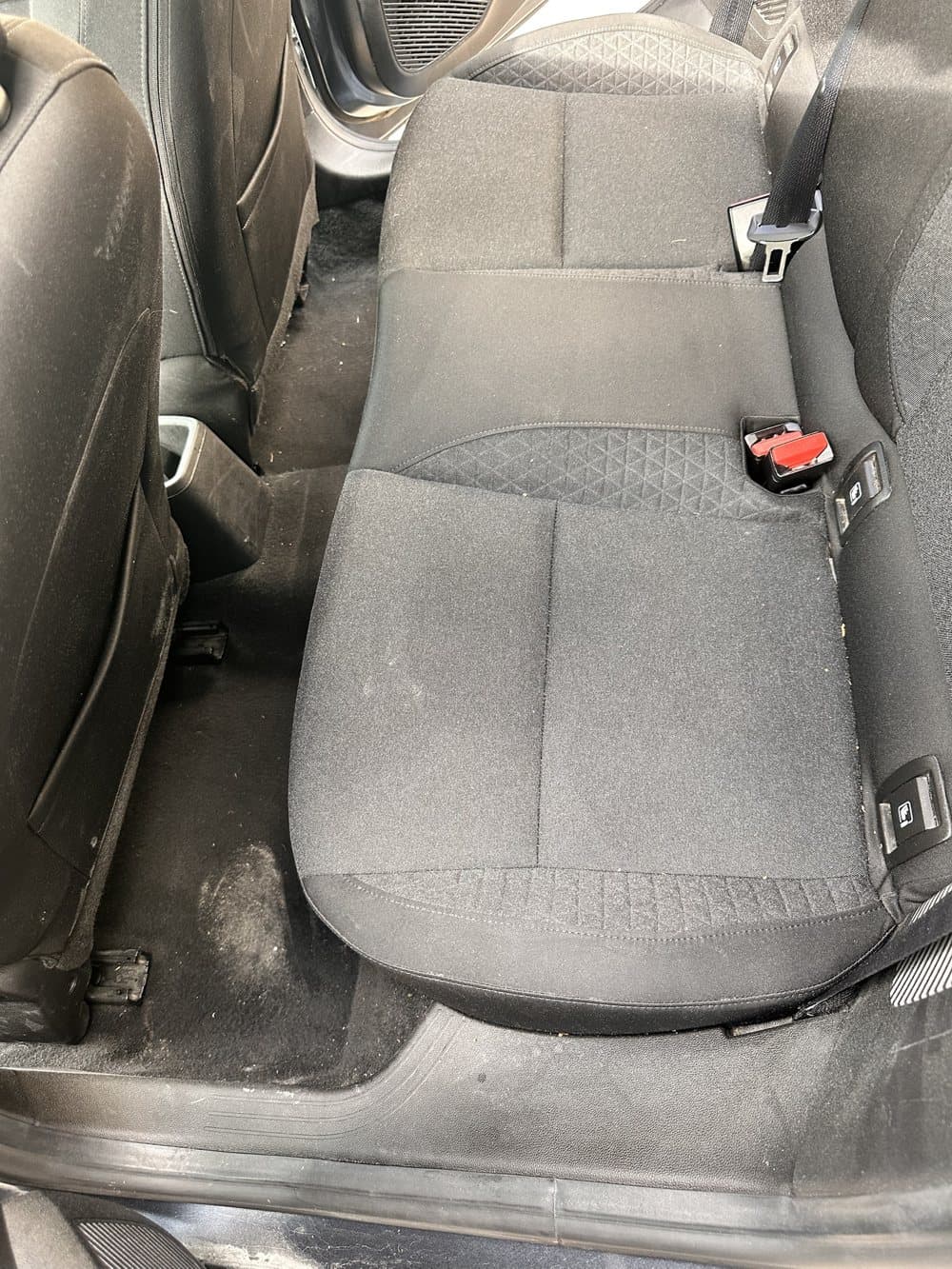 Avant nettoyage intérieur : siège arrière en tissu et moquette, shampooing à l'injecteur-extracteur, Klean Auto Aulnay-sous-Bois